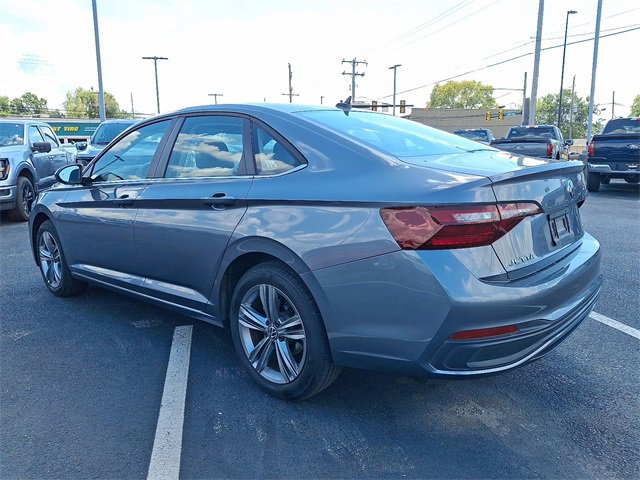 Used 2024 Volkswagen Jetta SE image 4