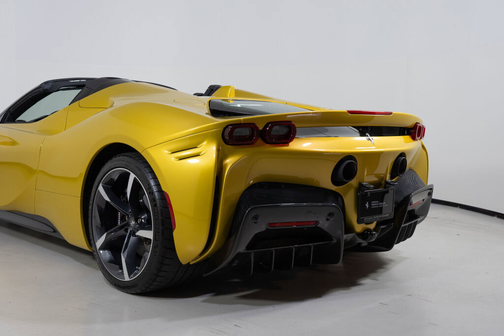 Used 2022 Ferrari SF90 Spider image 10