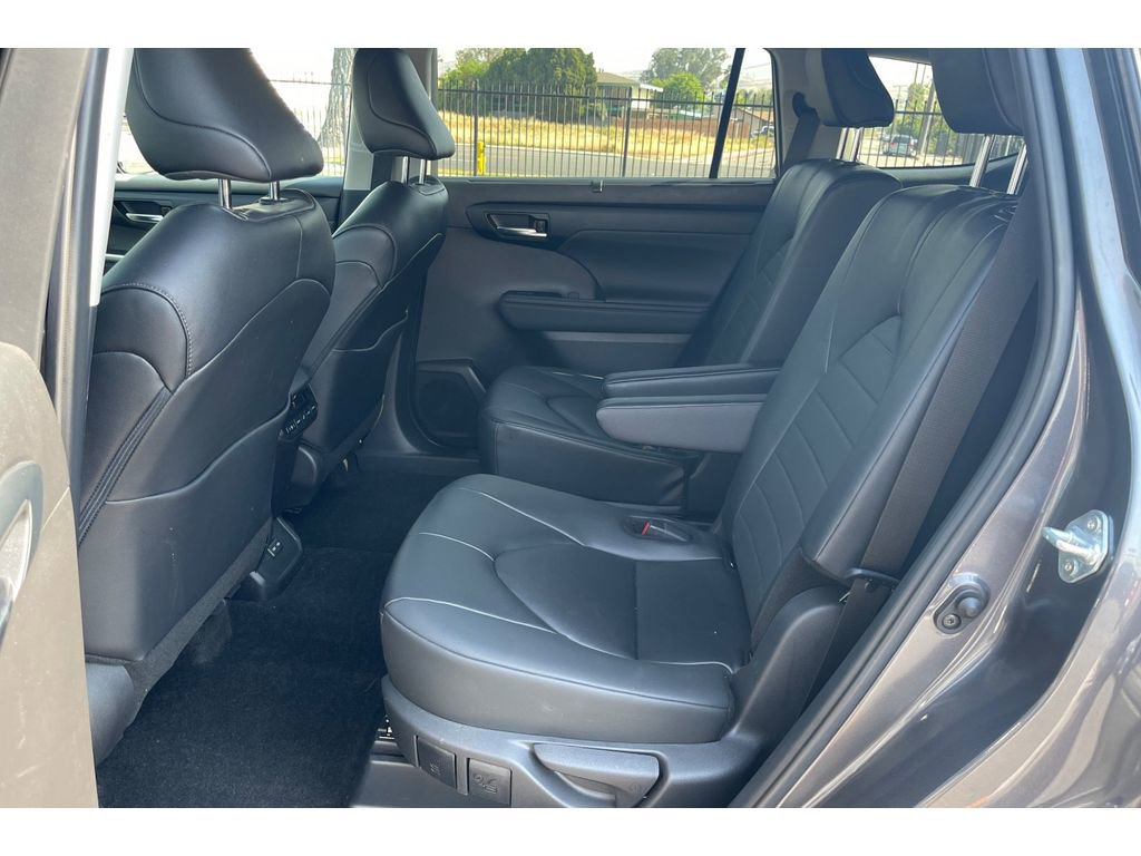 Used 2024 Toyota Highlander XLE FWD image 15