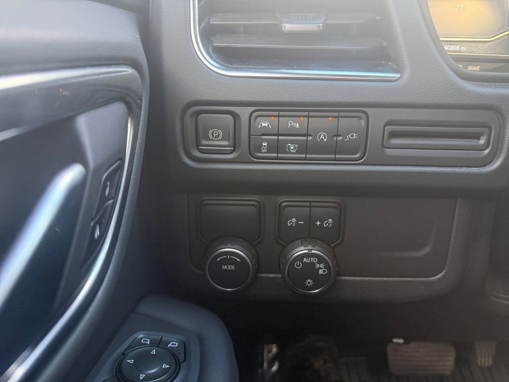 Used 2022 Chevrolet Suburban LT w/ Luxury Package image 27