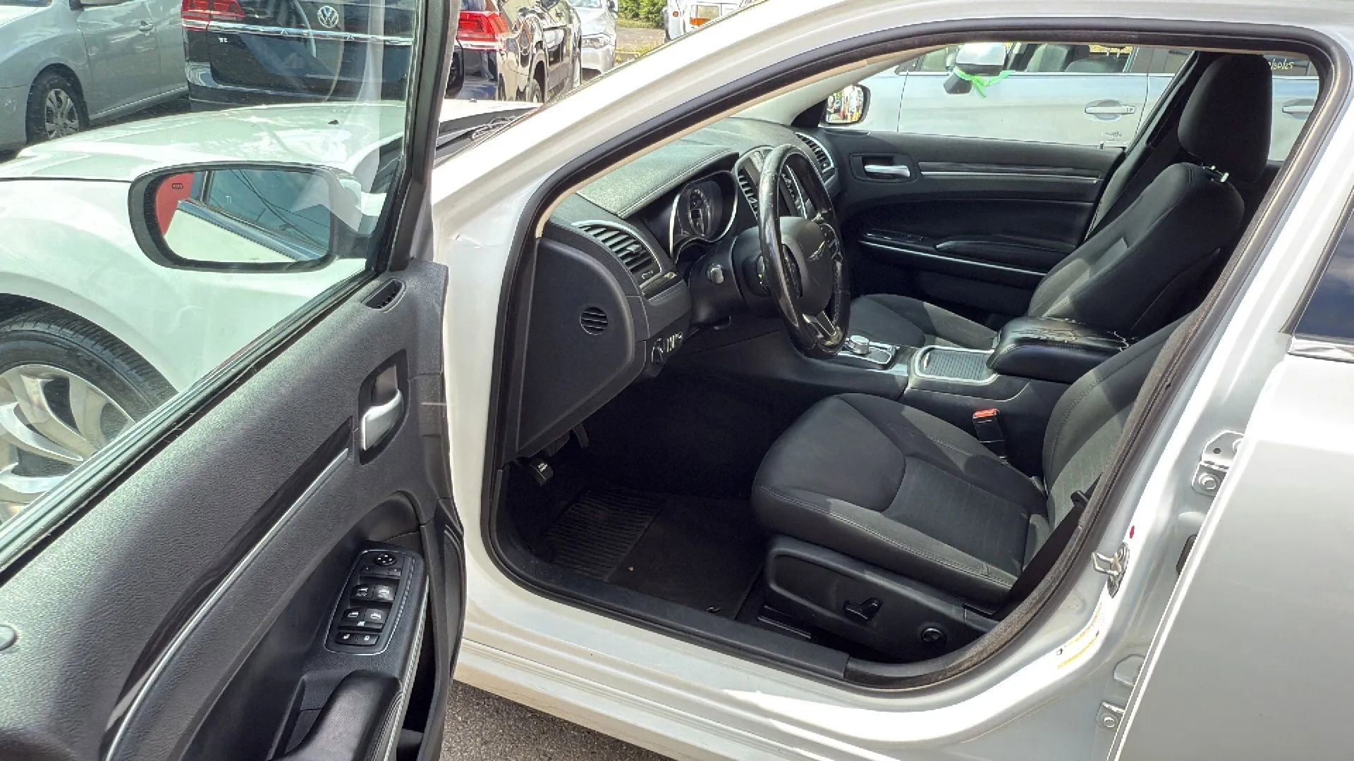 Used 2019 Chrysler 300 Touring w/ Chrome Appearance Package image 22