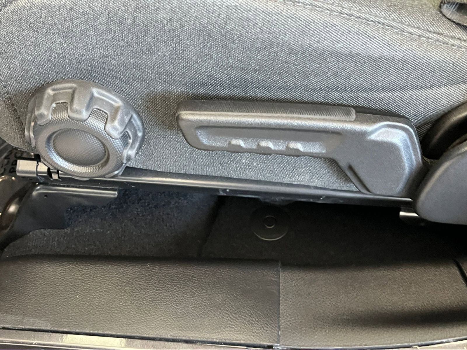 Used 2025 Jeep Wrangler Sahara image 23