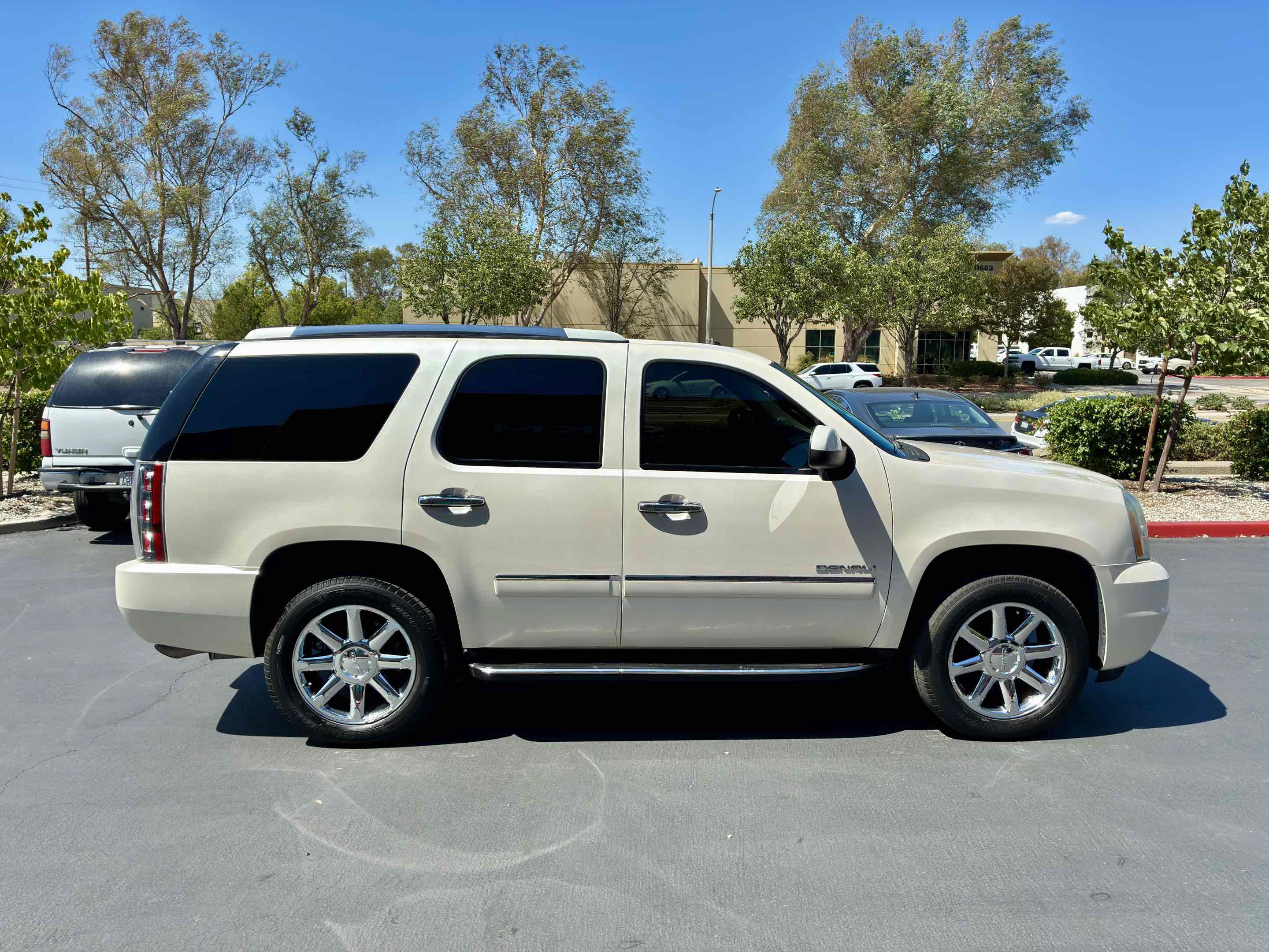 Used 2012 GMC Yukon Denali AWD/4WD image 7