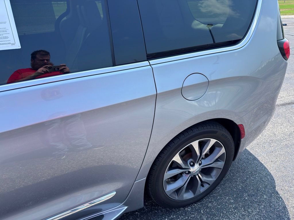 Used 2017 Chrysler Pacifica Limited w/ Advanced Safetytec Group FWD image 19