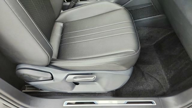 Used 2022 Volkswagen Tiguan SE R-Line image 22