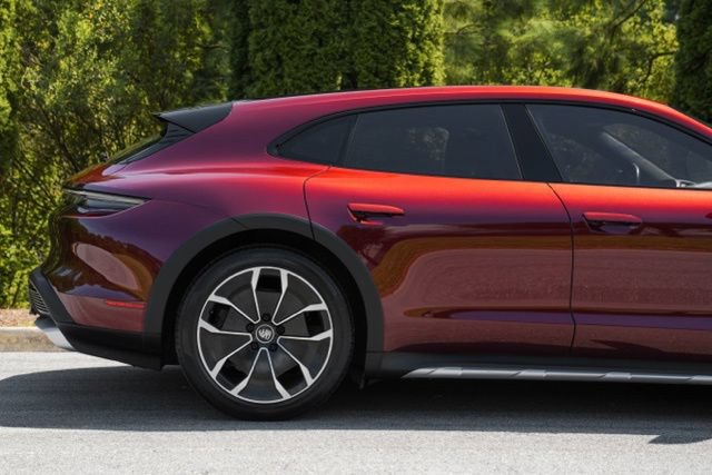 Used 2022 Porsche Taycan 4 Cross Turismo w/ Premium Package AWD/4WD image 13