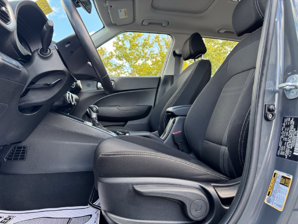 Used 2025 Hyundai Venue SEL FWD image 17