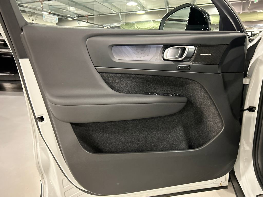 Certified 2023 Volvo C40 P8 Recharge Ultimate image 9