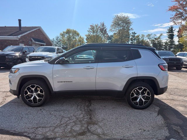 Used 2024 Jeep Compass Limited AWD/4WD image 2