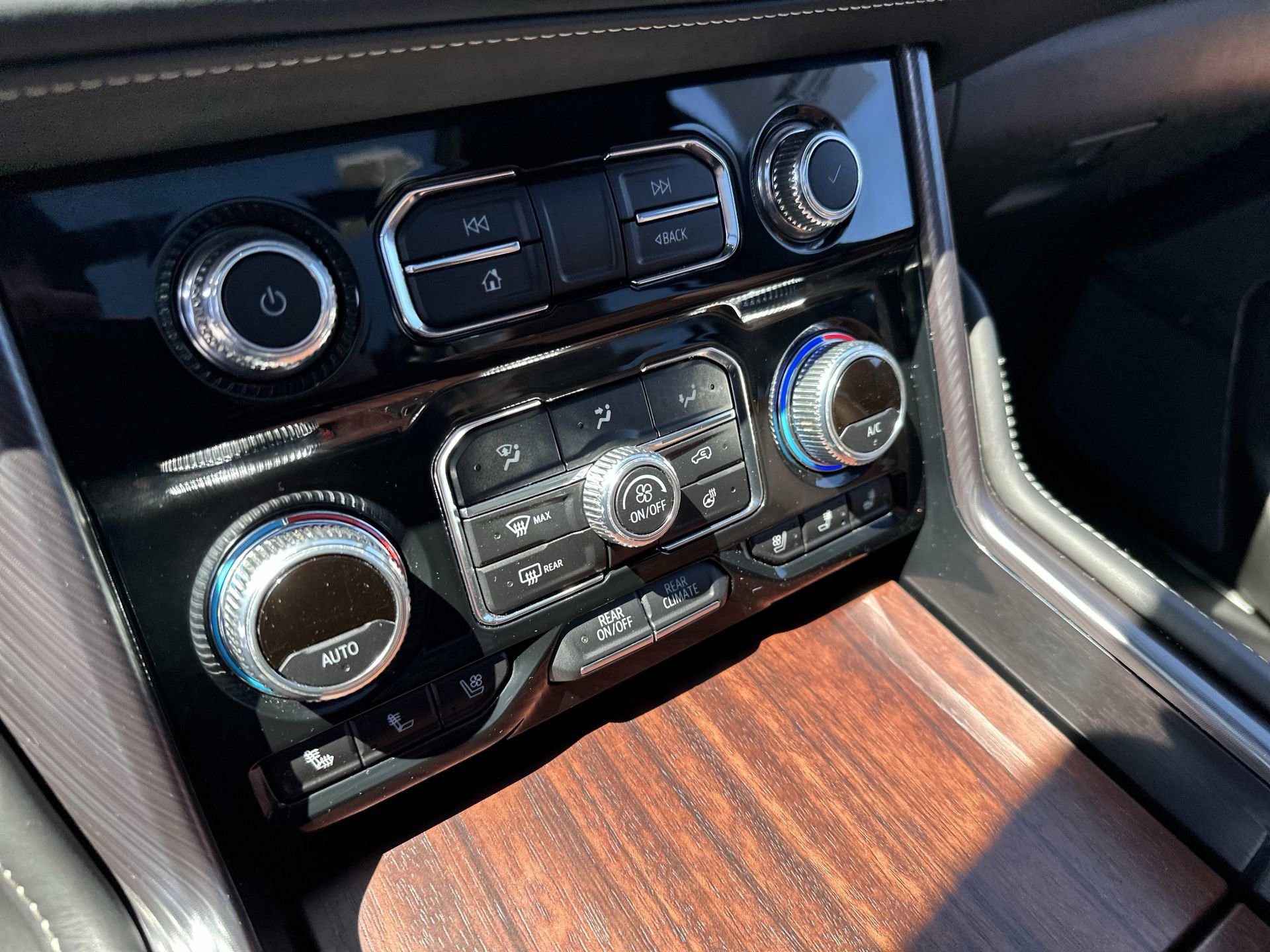 Certified 2023 GMC Yukon Denali Ultimate AWD/4WD image 18