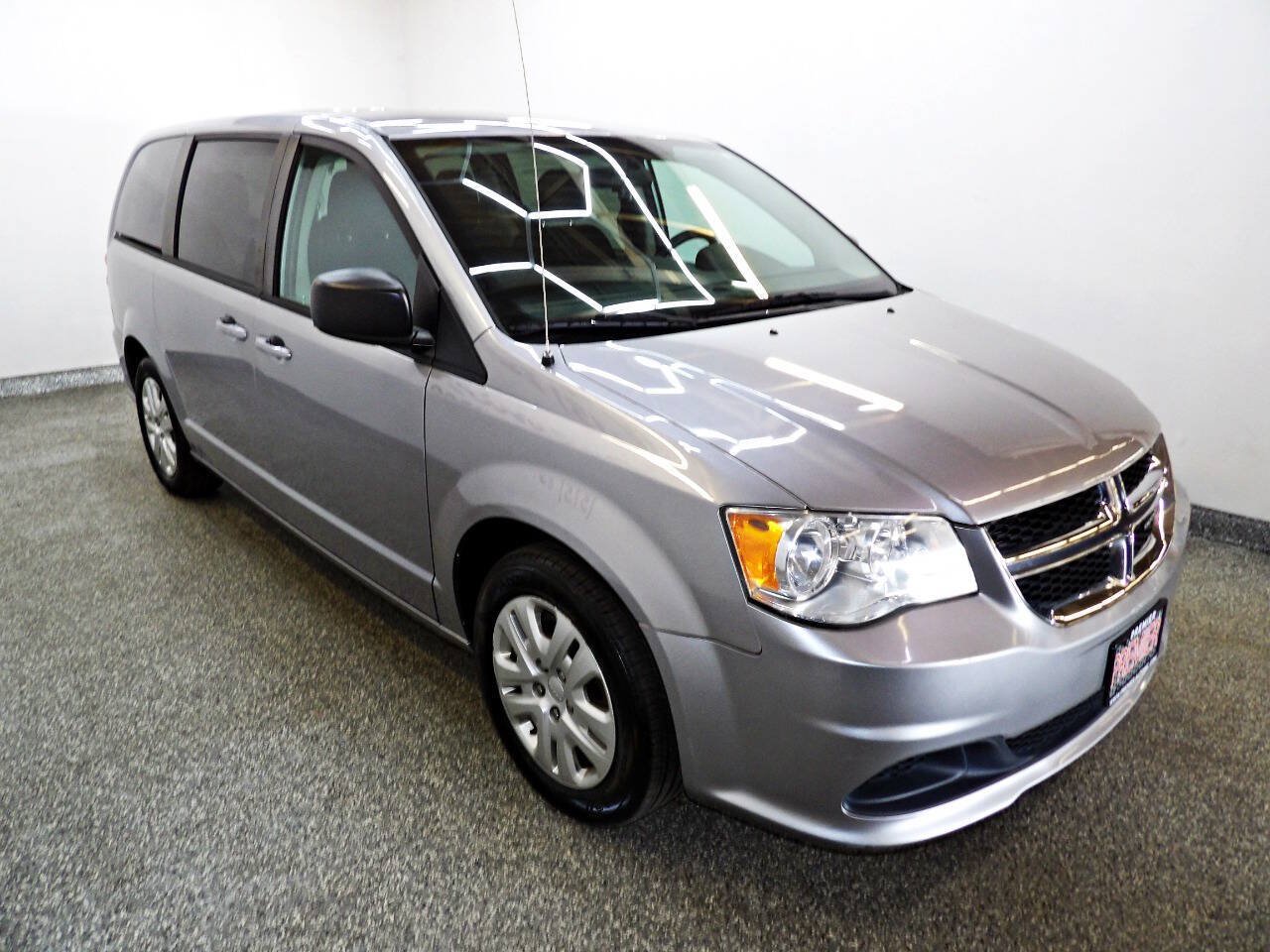 Used 2018 Dodge Grand Caravan SE FWD image 3