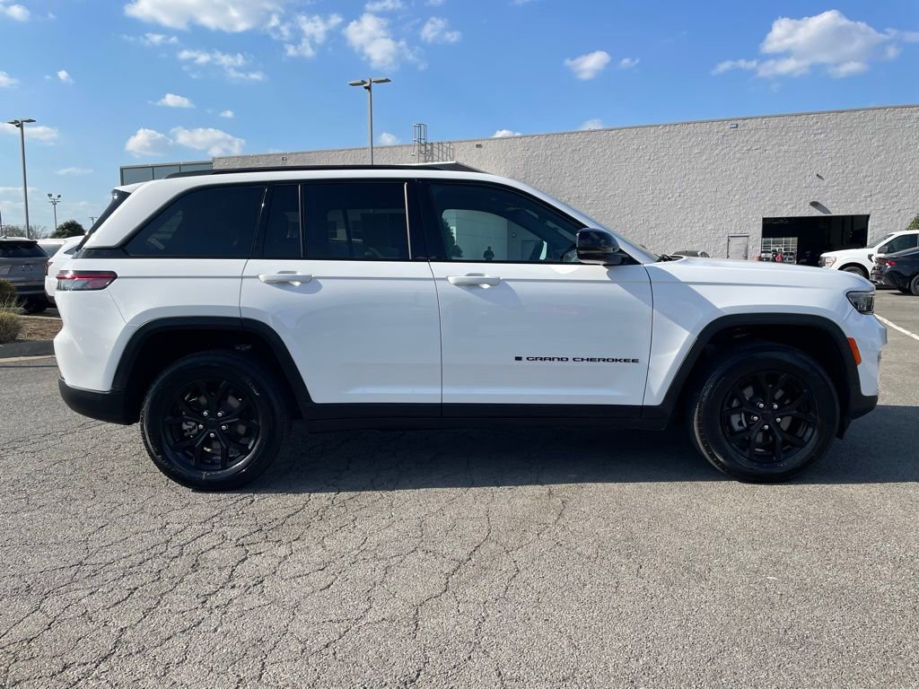 Used 2025 Jeep Grand Cherokee Altitude image 9