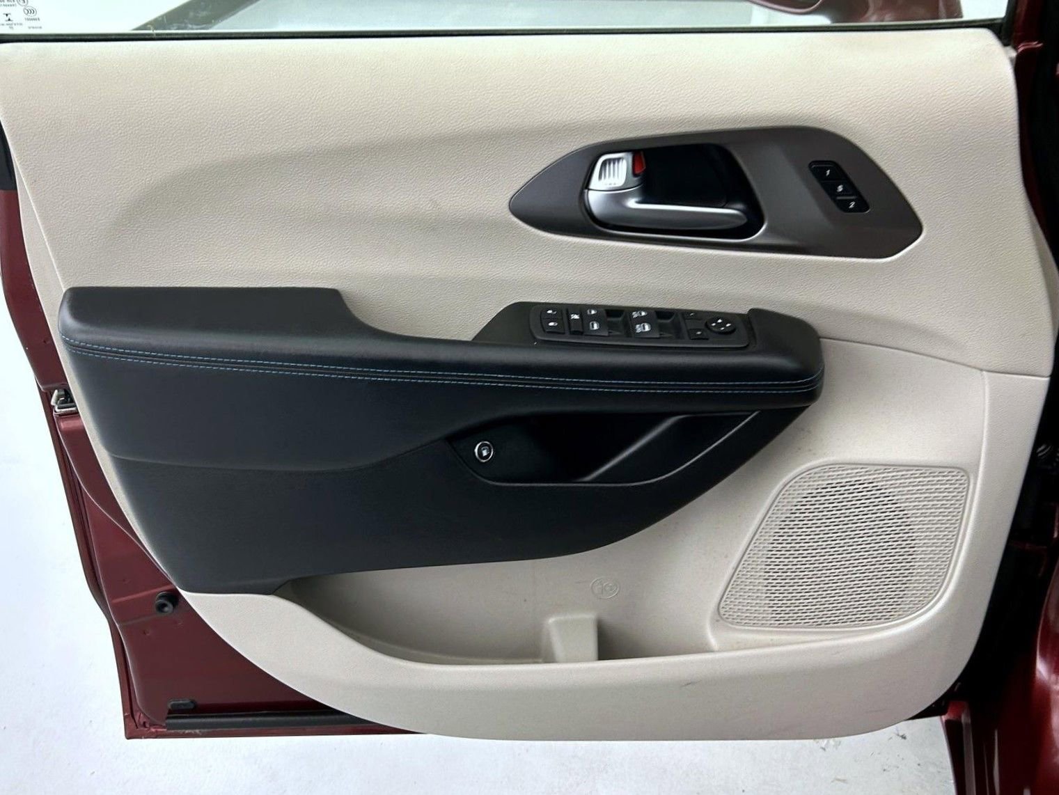 Used 2021 Chrysler Pacifica Touring-L FWD image 9