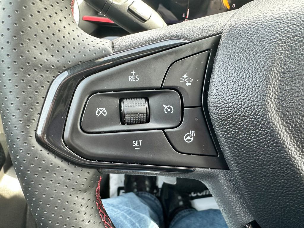 Used 2025 Chevrolet Trax RS w/ Sunroof Package image 10