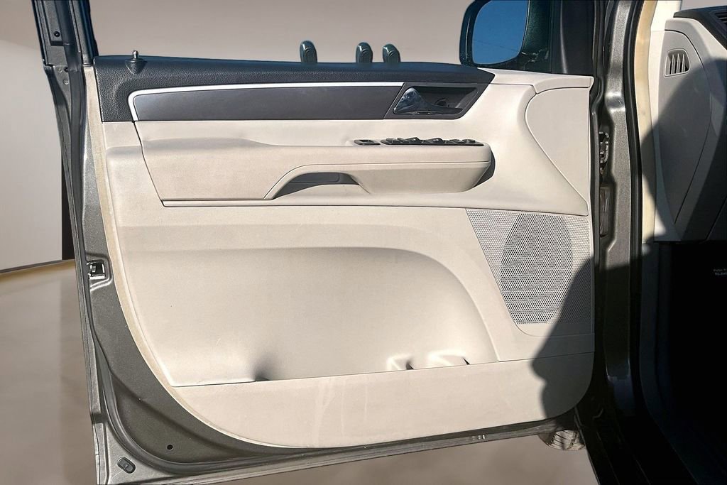 Used 2010 Volkswagen Routan SE FWD image 21