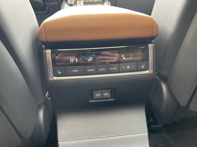 Used 2024 Lexus GX 550 w/ Accessory Package (31) AWD/4WD image 37