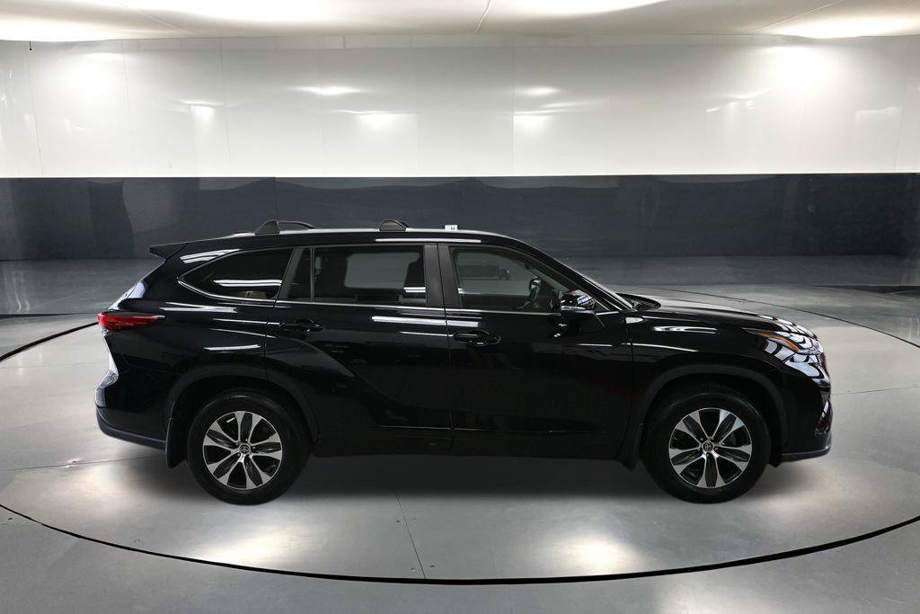 Used 2023 Toyota Highlander XLE AWD/4WD image 3