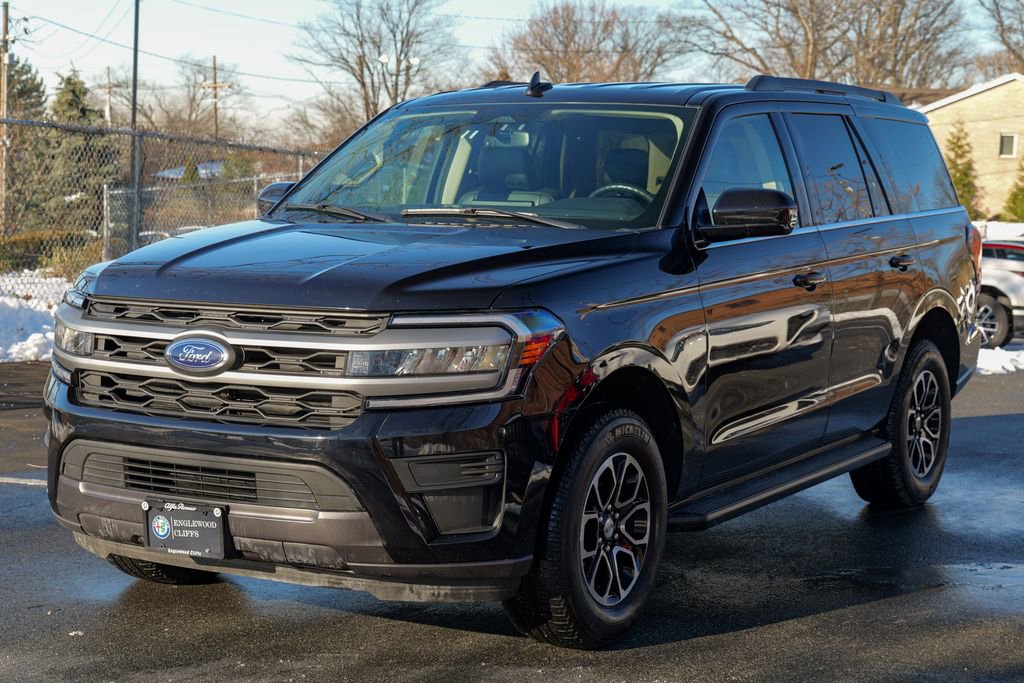Used 2024 Ford Expedition XLT image 3