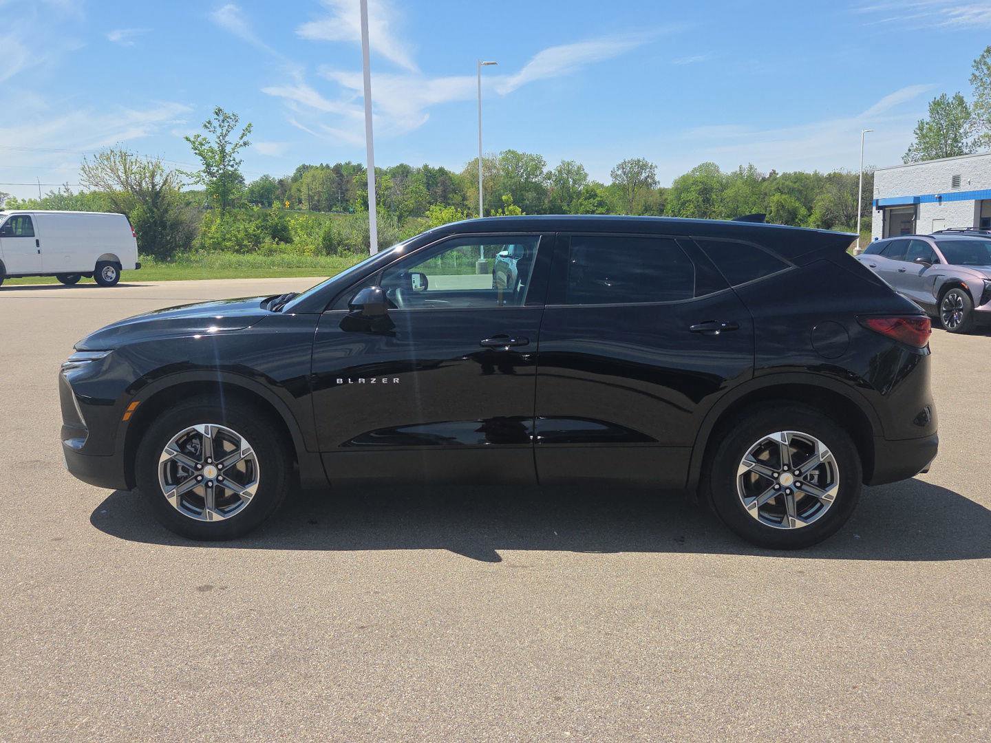 Used 2025 Chevrolet Blazer LT AWD/4WD image 2