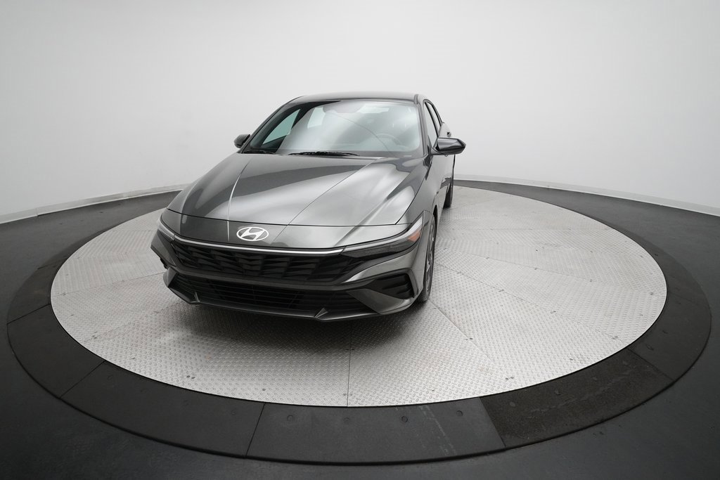 Used 2025 Hyundai Elantra Sport image 32