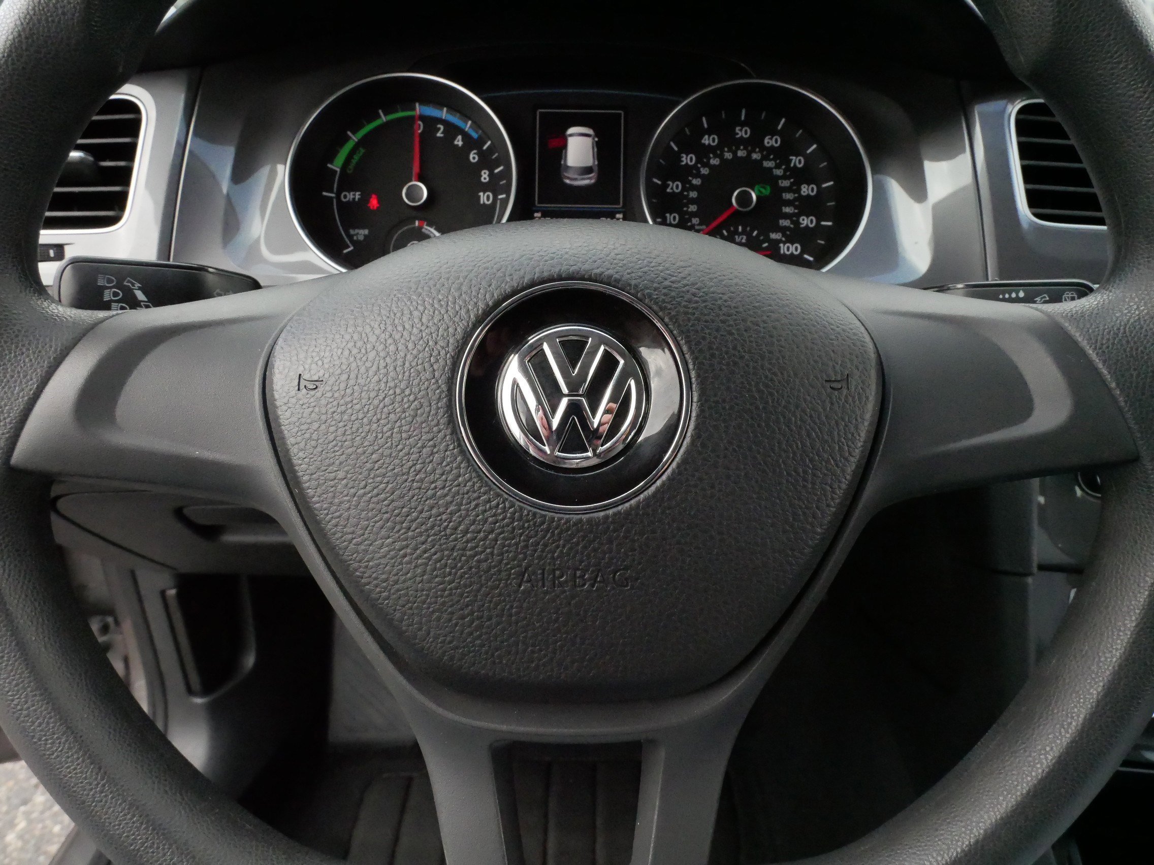Used 2016 Volkswagen e-Golf SE w/ DC Fast Charging Package FWD image 25