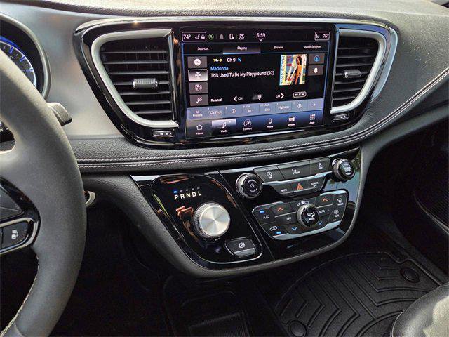 Certified 2022 Chrysler Pacifica Touring-L w/ S Appearance Package image 21