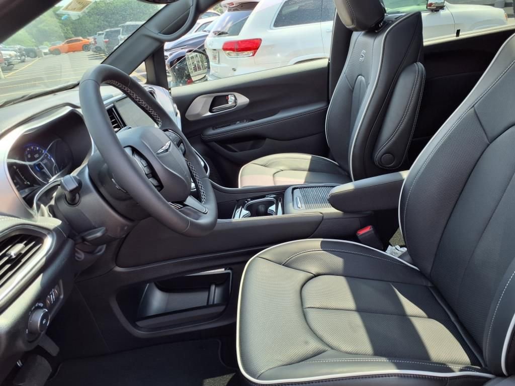 New 2026 Chrysler Pacifica Limited image 16