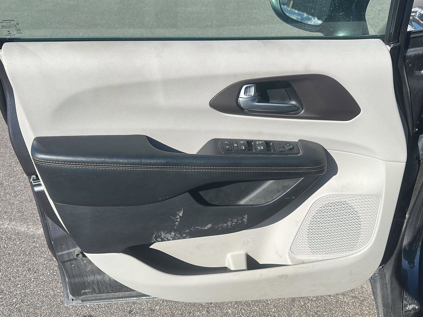 Used 2019 Chrysler Pacifica Touring Plus w/ Cold Weather Group image 9