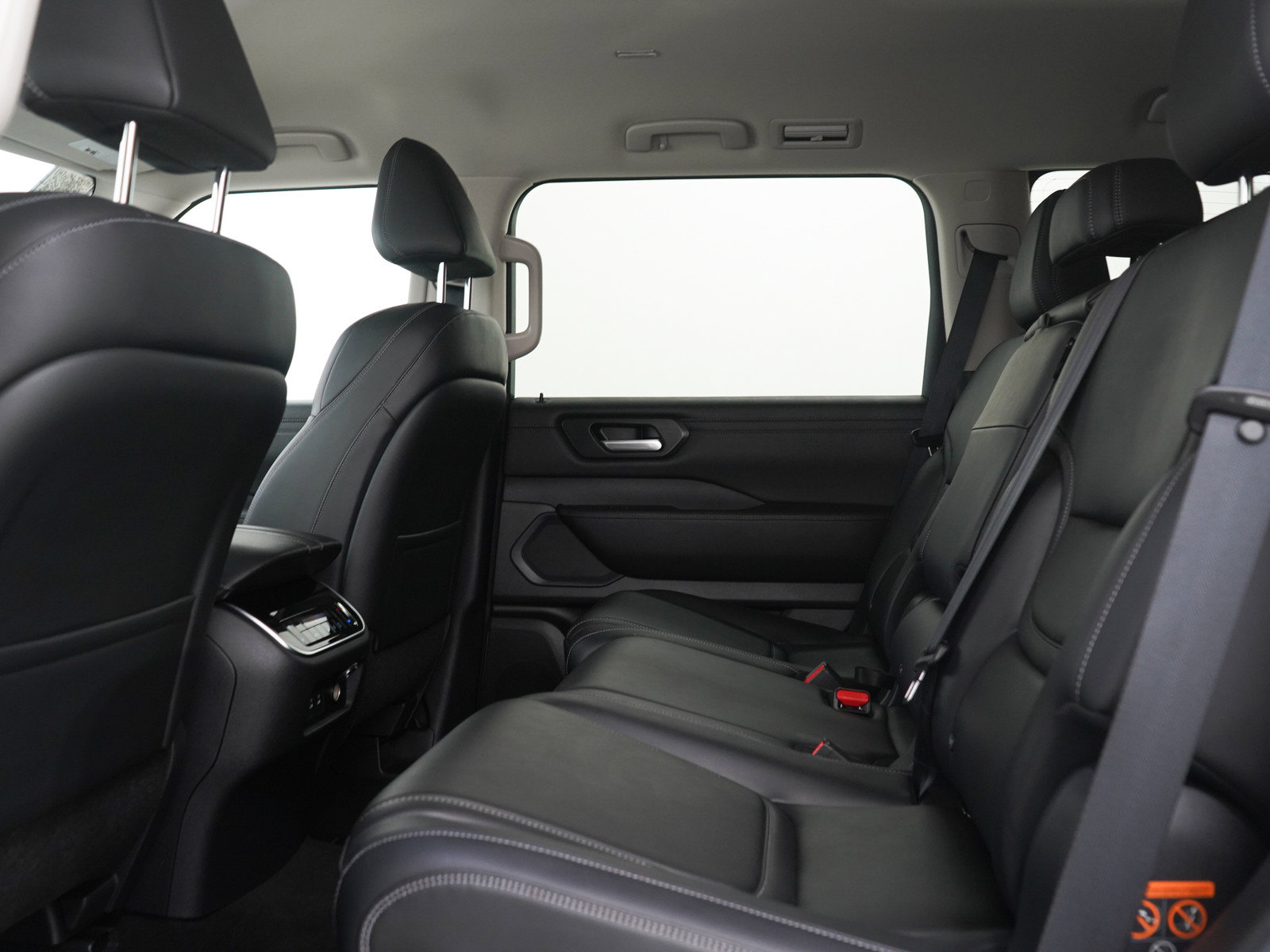 Used 2025 Nissan Armada SV AWD/4WD image 19