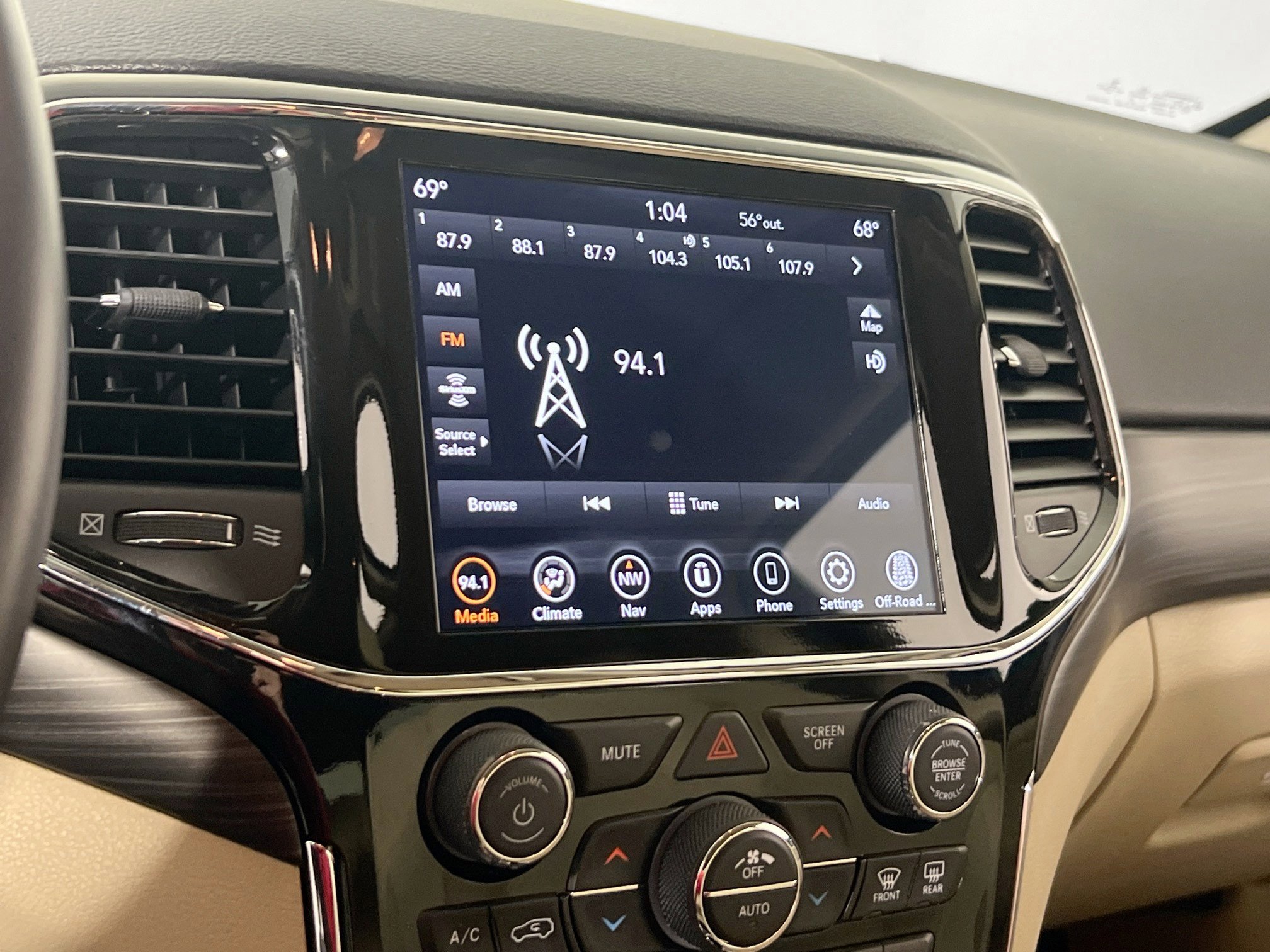 Used 2022 Jeep Grand Cherokee Laredo E image 15