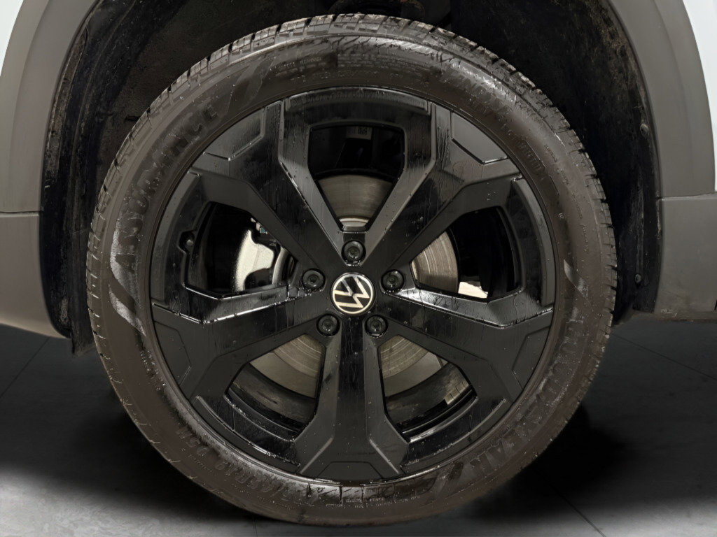 Certified 2025 Volkswagen Taos SE image 21