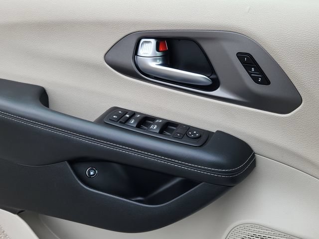 Used 2023 Chrysler Pacifica Touring-L FWD image 6