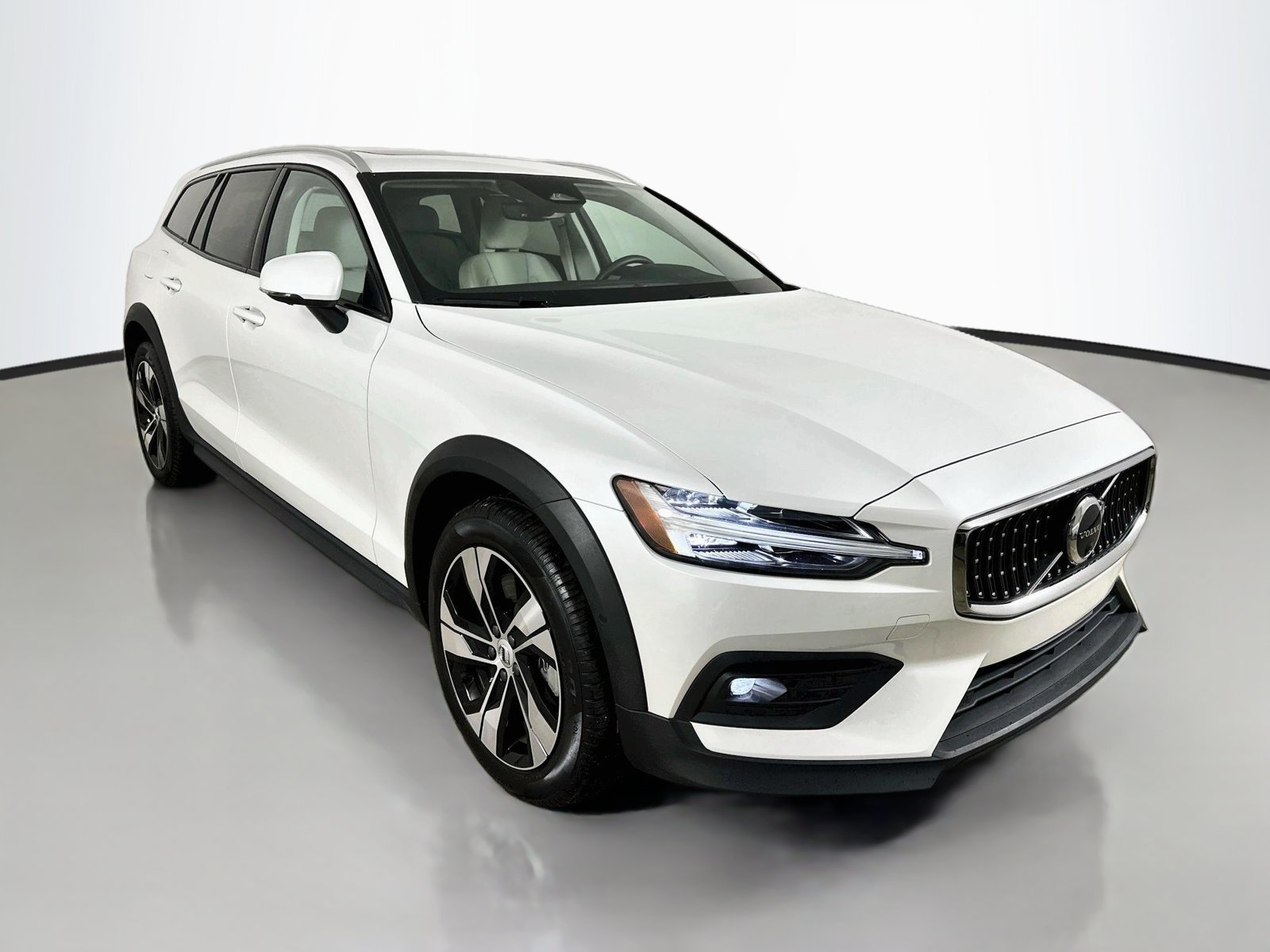 Certified 2025 Volvo V60 B5 Cross Country Plus AWD/4WD image 3