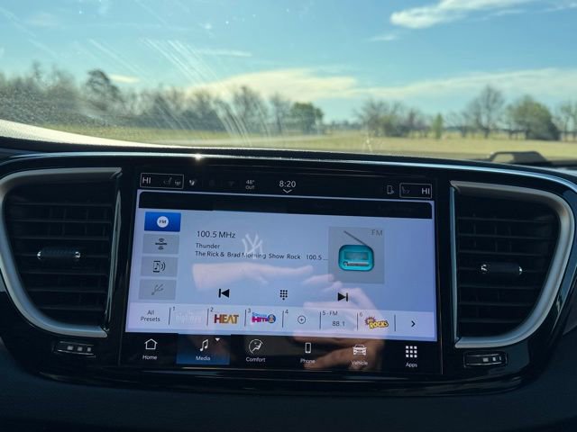 Used 2025 Chrysler Voyager LX image 14