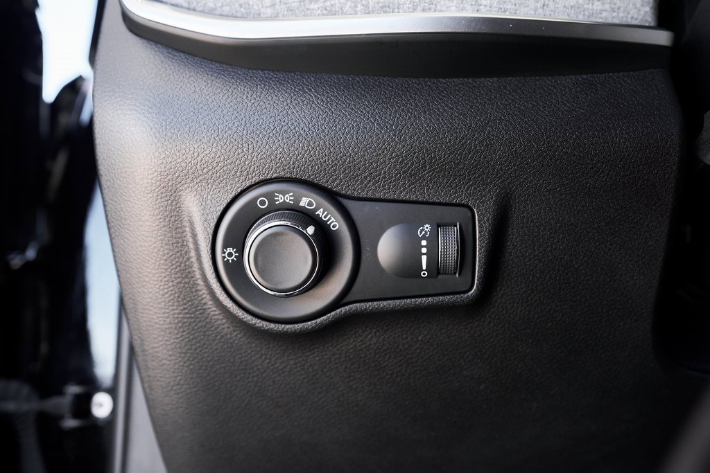 Used 2023 Jeep Compass Sport image 34