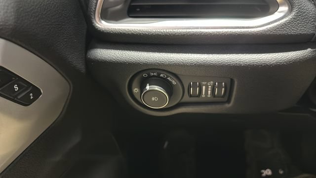 Used 2025 Chrysler Pacifica Limited FWD image 13