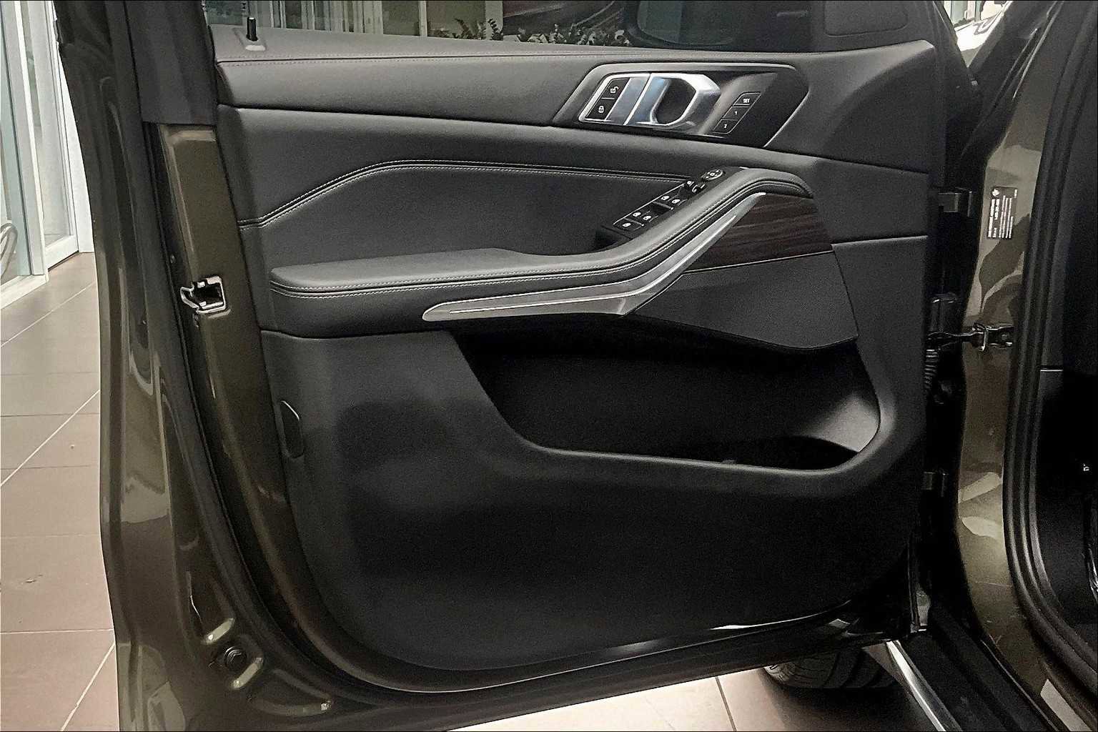 Used 2024 BMW X5 xDrive40i w/ Parking Assistance Package image 21