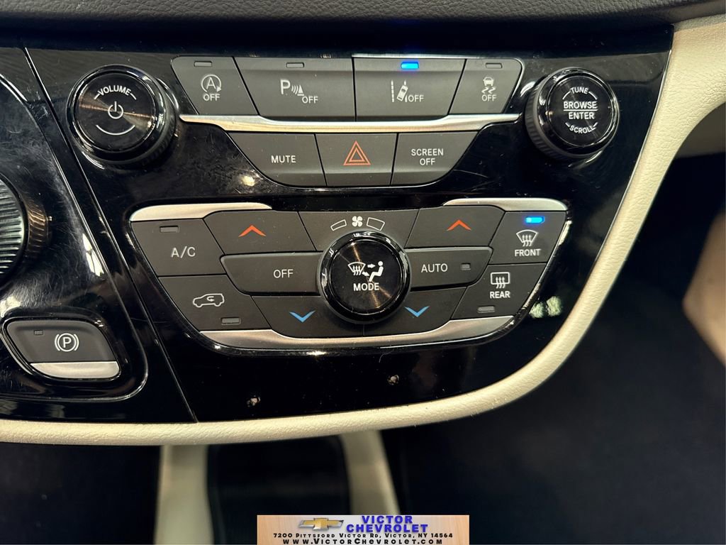 Used 2024 Chrysler Pacifica Touring-L image 32