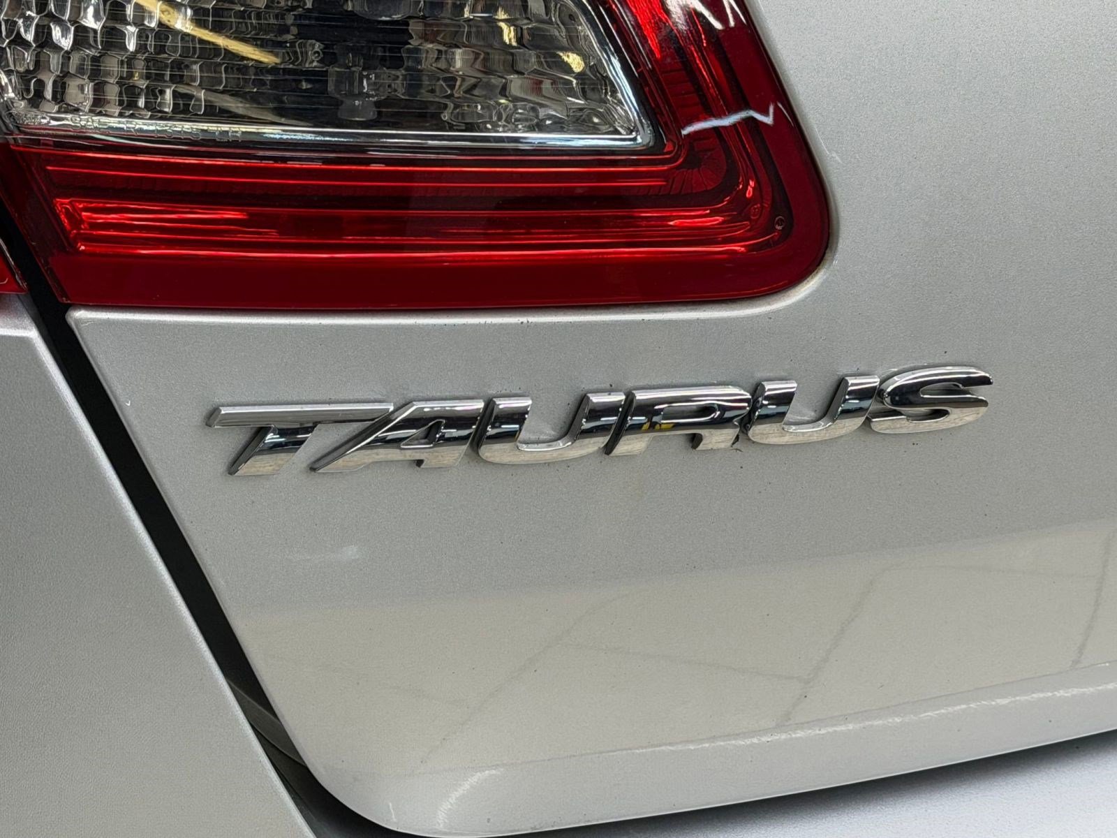 Used 2017 Ford Taurus SE image 11