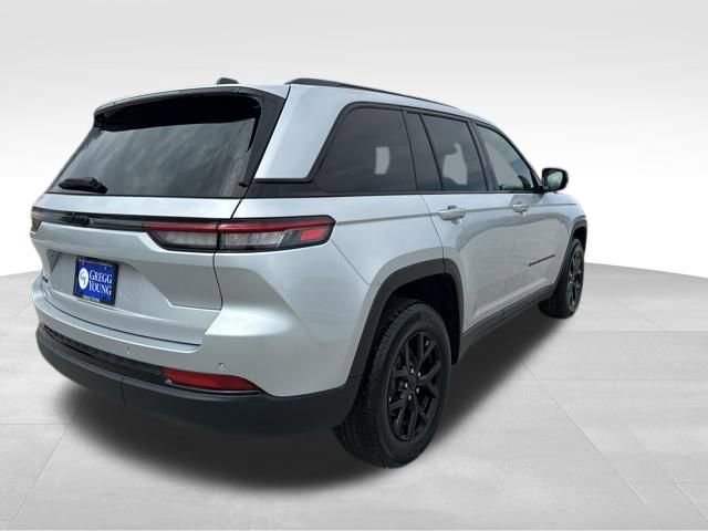 Used 2025 Jeep Grand Cherokee Altitude AWD/4WD image 7