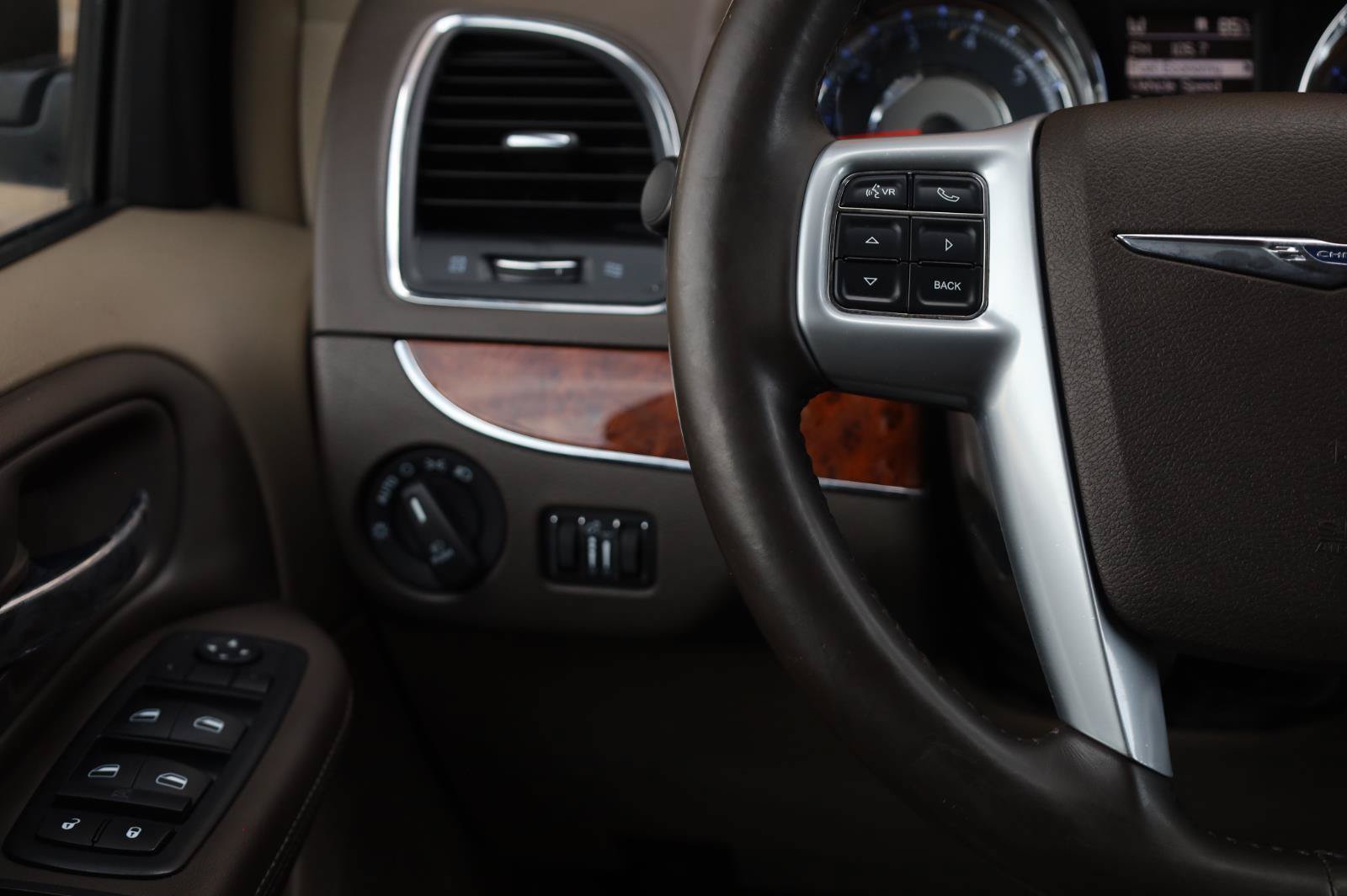Used 2014 Chrysler Town & Country Touring FWD image 32