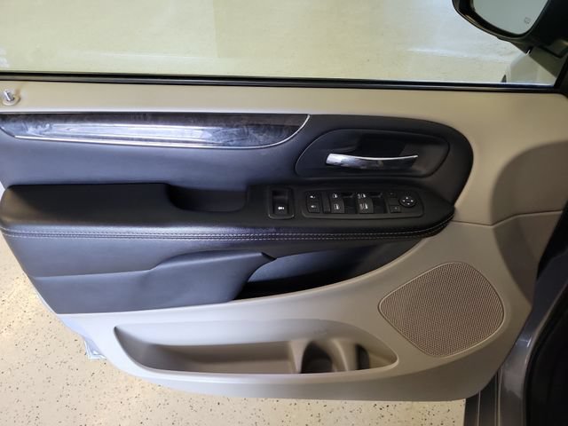 Used 2016 Chrysler Town & Country Touring FWD image 10