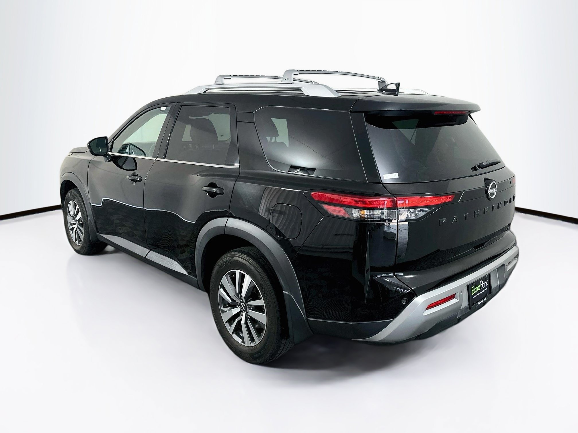 Used 2023 Nissan Pathfinder SL w/ Black Appearance Package FWD image 5