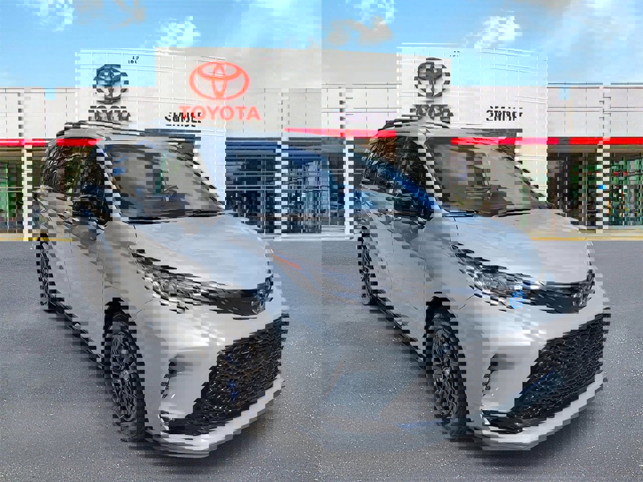 Used 2025 Toyota Sienna XSE w/ XSE Plus Package image 2