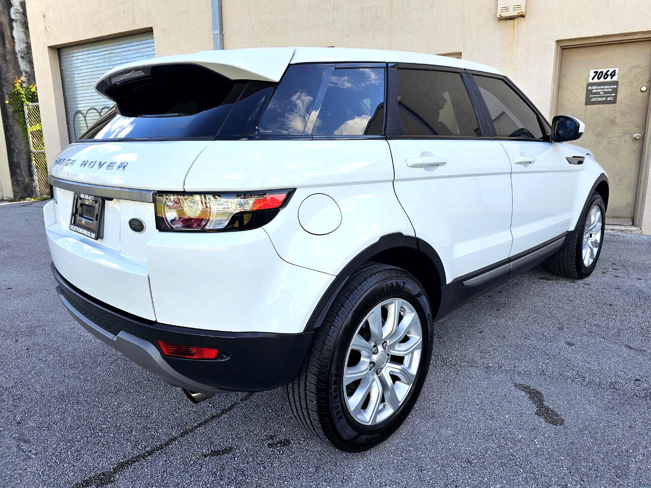 Used 2015 Land Rover Range Rover Evoque Pure image 3
