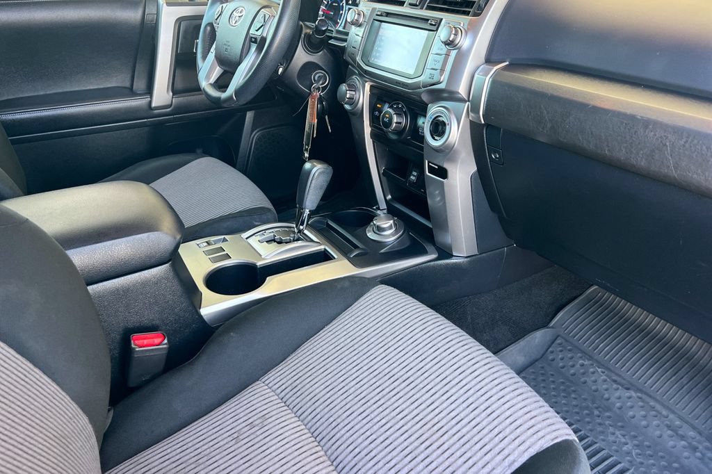 Certified 2018 Toyota 4Runner SR5 AWD/4WD image 19