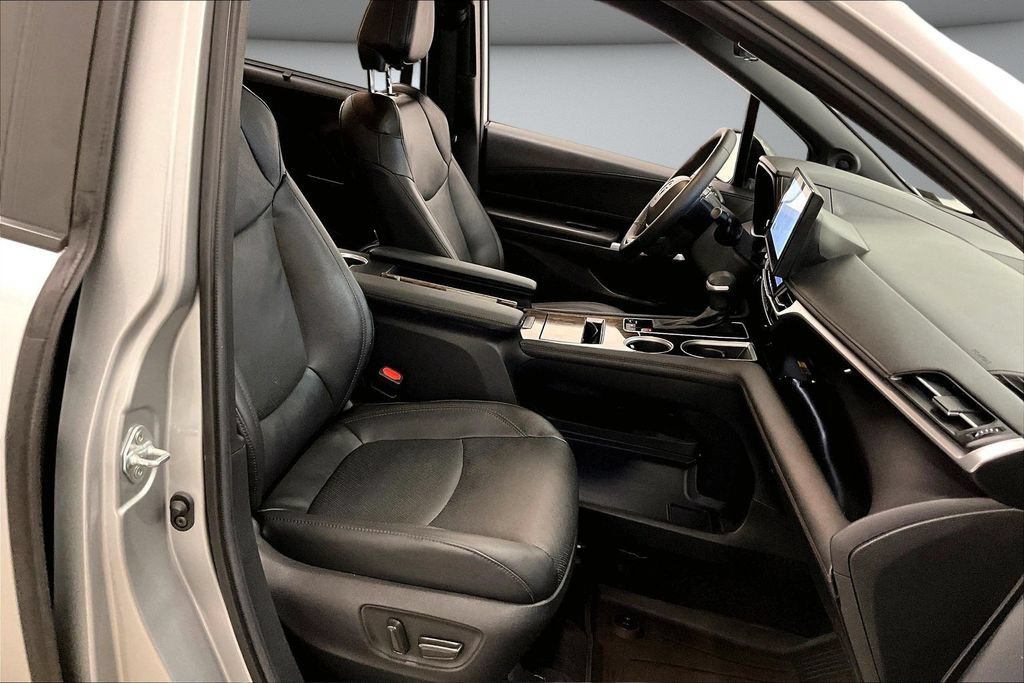 Used 2025 Toyota Sienna Platinum AWD/4WD image 30