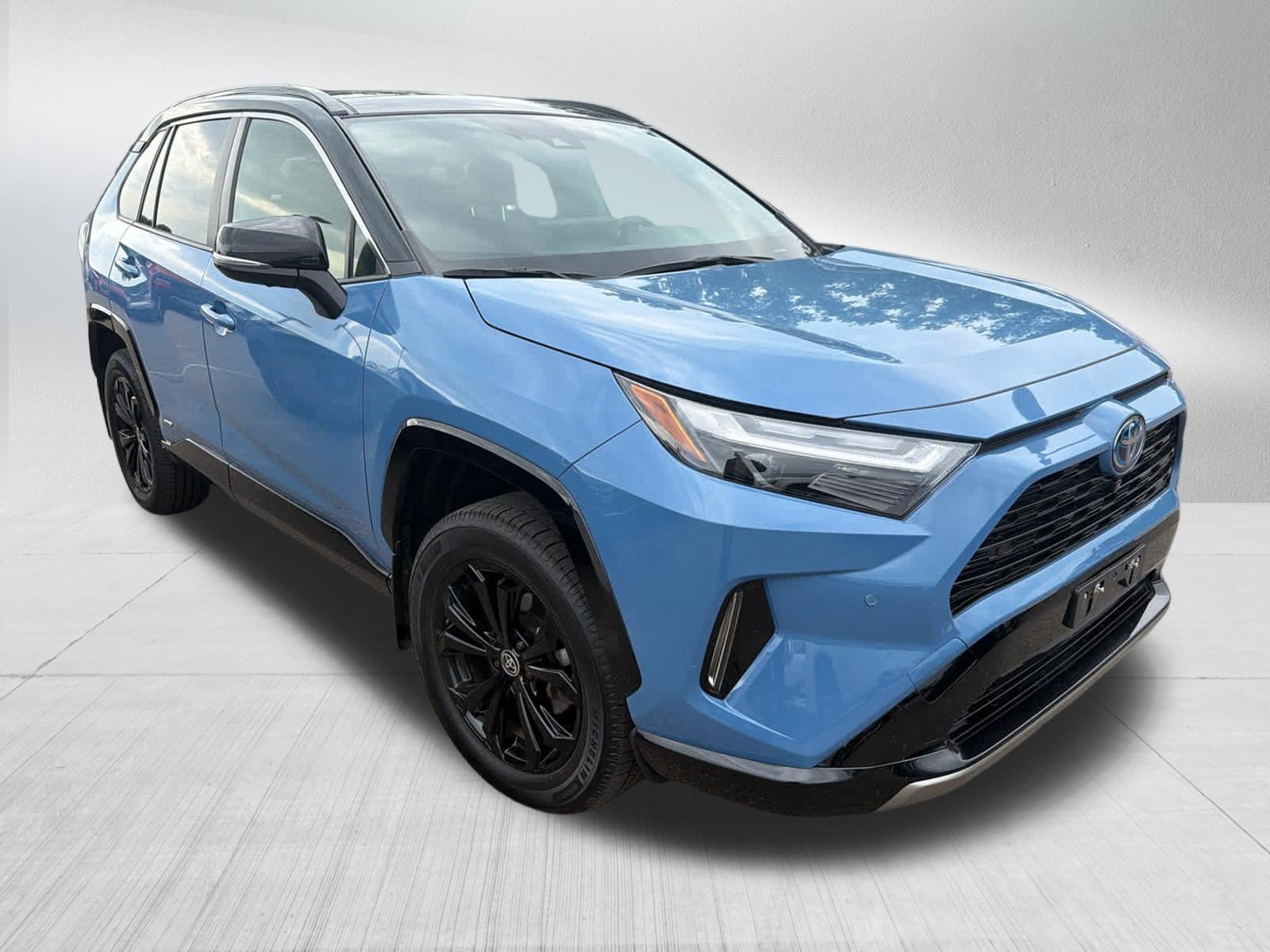Used 2023 Toyota RAV4 XSE AWD/4WD image 4