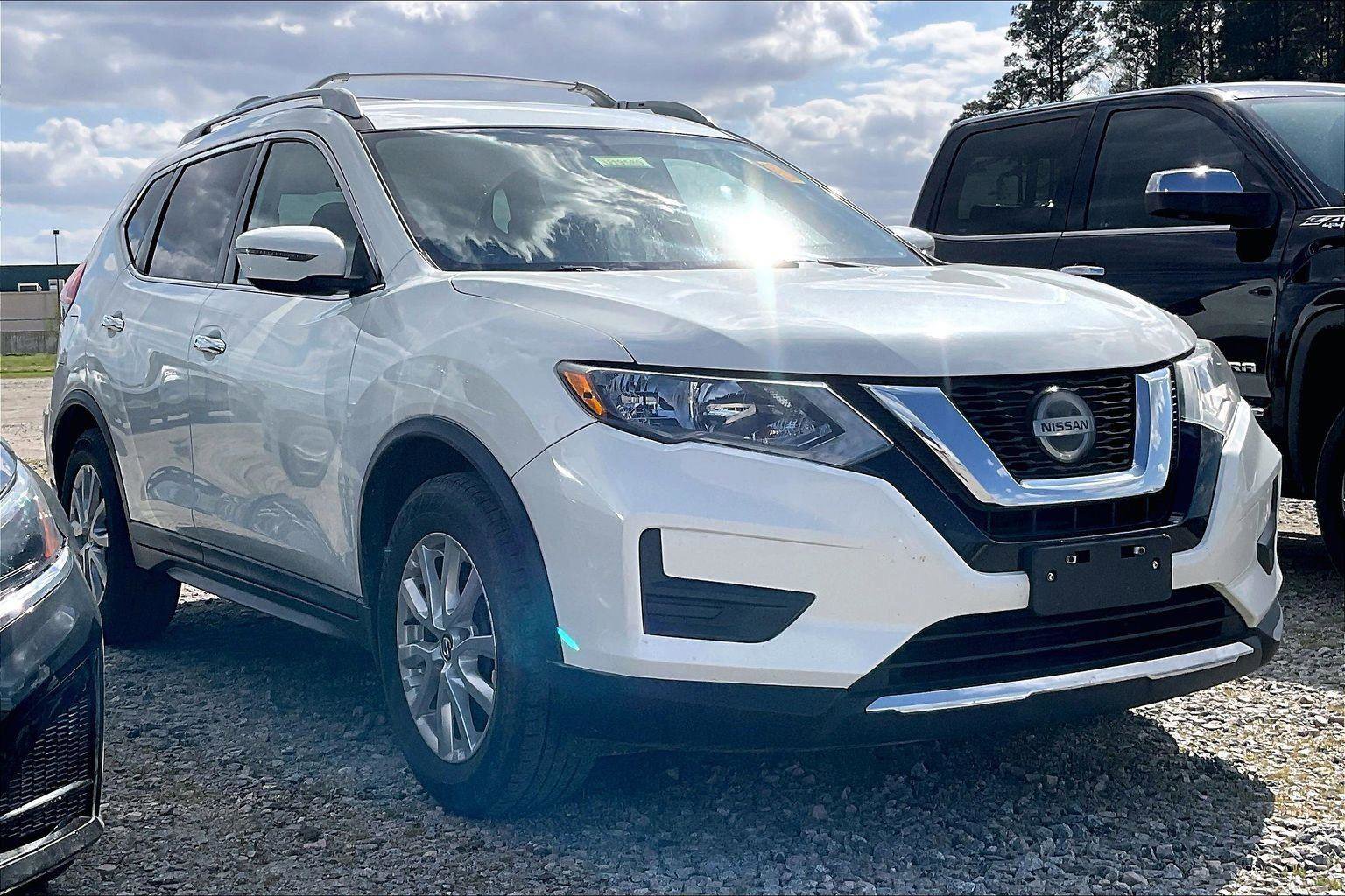 Used 2018 Nissan Rogue SV FWD image 1