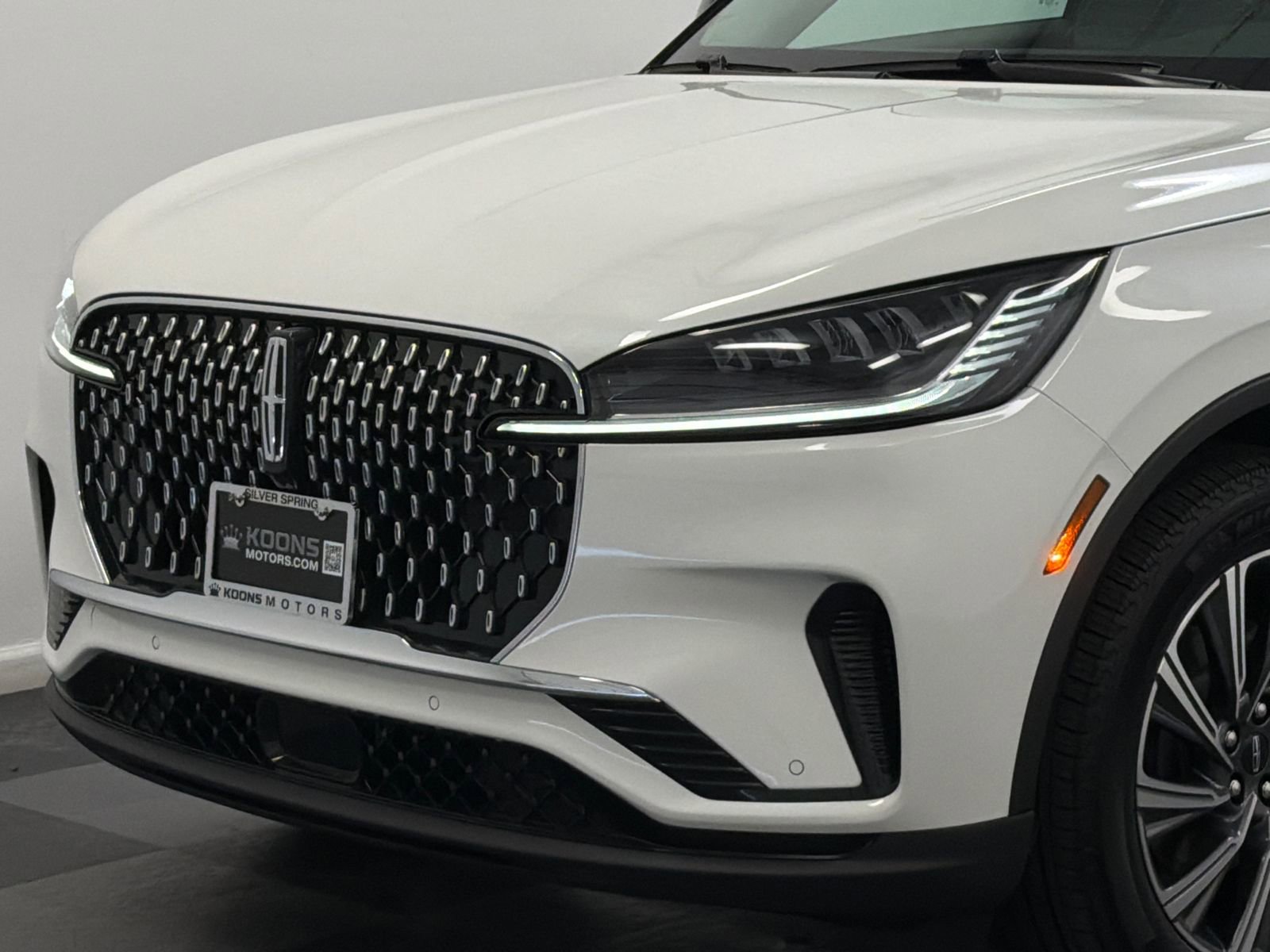 Certified 2025 Lincoln Aviator AWD image 2